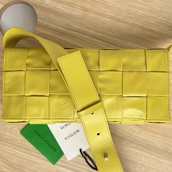 完売人気☆テガ ヴェネタ カセット クロスボディ バッグ 本物 bow79011