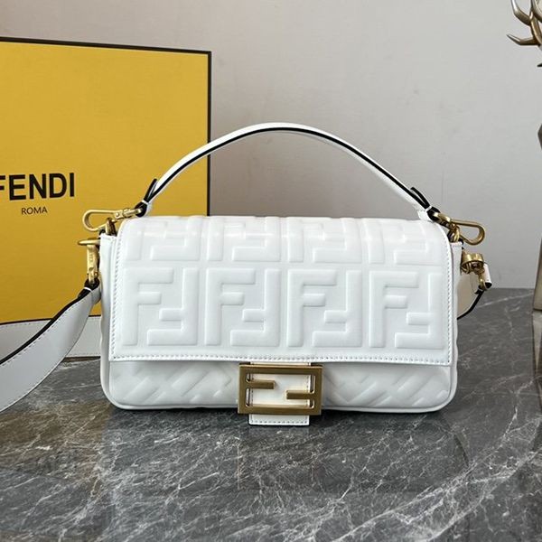 フェンディ ホワイトレザー バゲット 本物 ラージ ショルダーバッグ fey23095